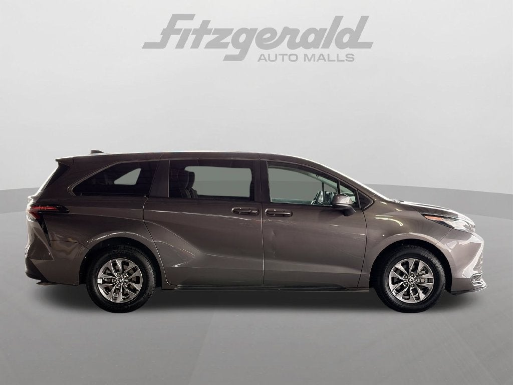 2024 Toyota Sienna LE 8 Passenger