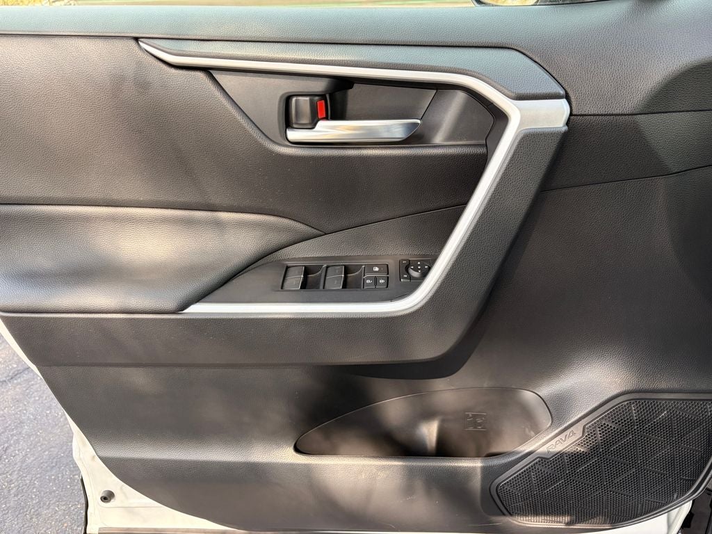 2023 Toyota RAV4 HYBRID SE