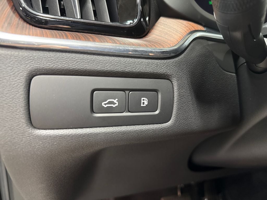2023 Volvo XC60 Recharge Plug-In Hybrid T8 Plus Bright Theme