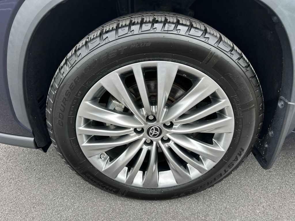 2023 Toyota Highlander Hybrid Platinum
