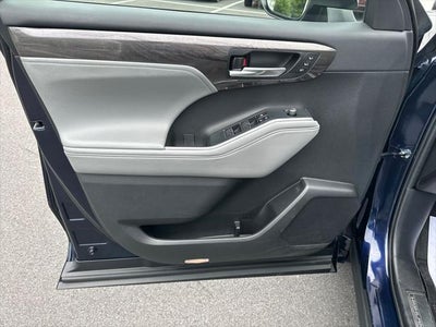 2023 Toyota Highlander Hybrid Platinum