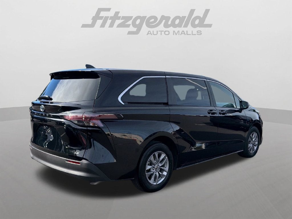 2025 Toyota Sienna LE 8 Passenger