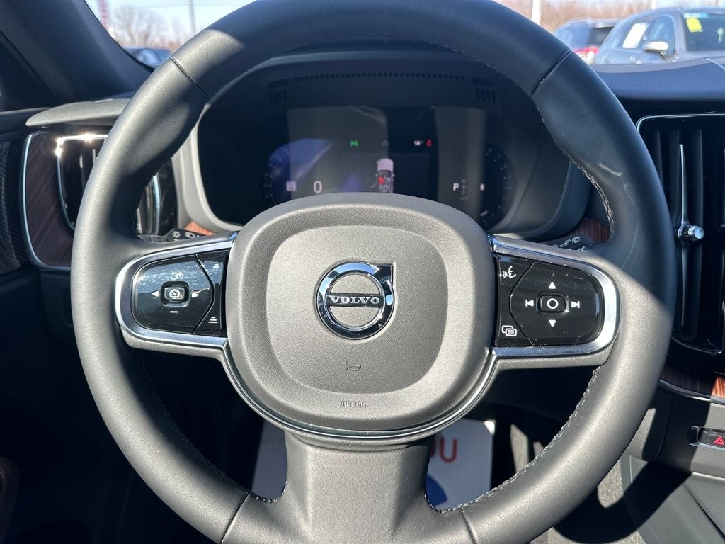 2024 Volvo XC60 B5 Plus Dark Theme