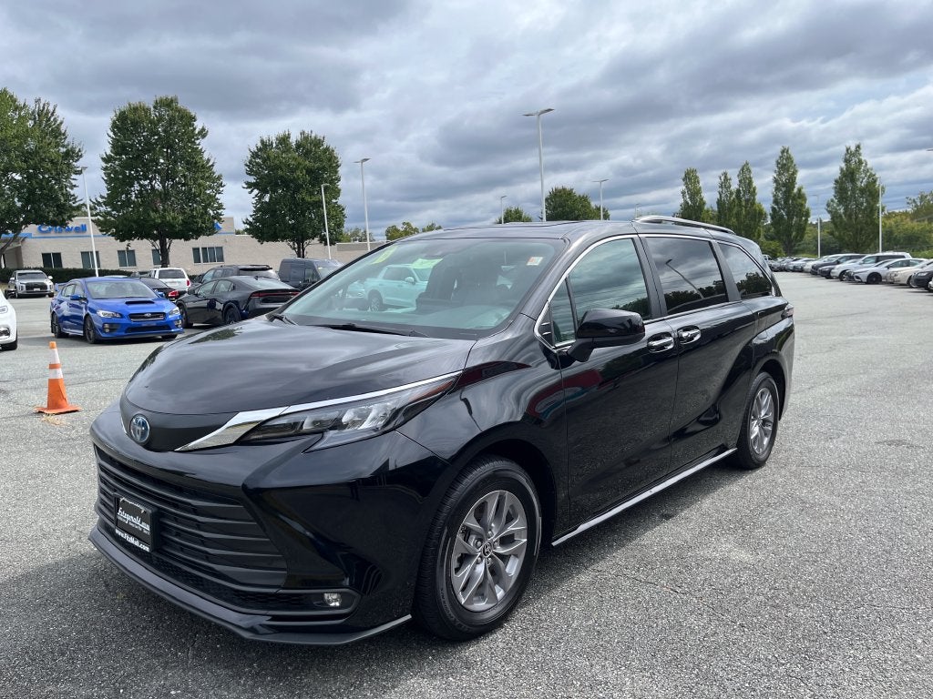 2025 Toyota Sienna XLE 8 Passenger