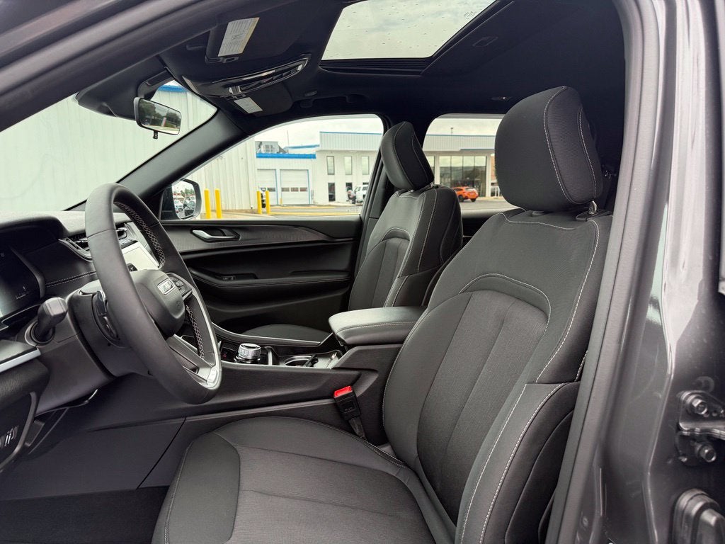 2025 Jeep Grand Cherokee Laredo X 4x4
