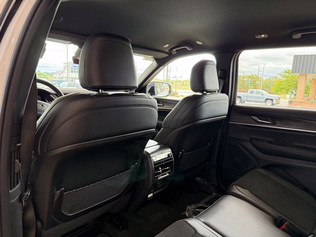 2027 Jeep Grand Cherokee Laredo Altitude