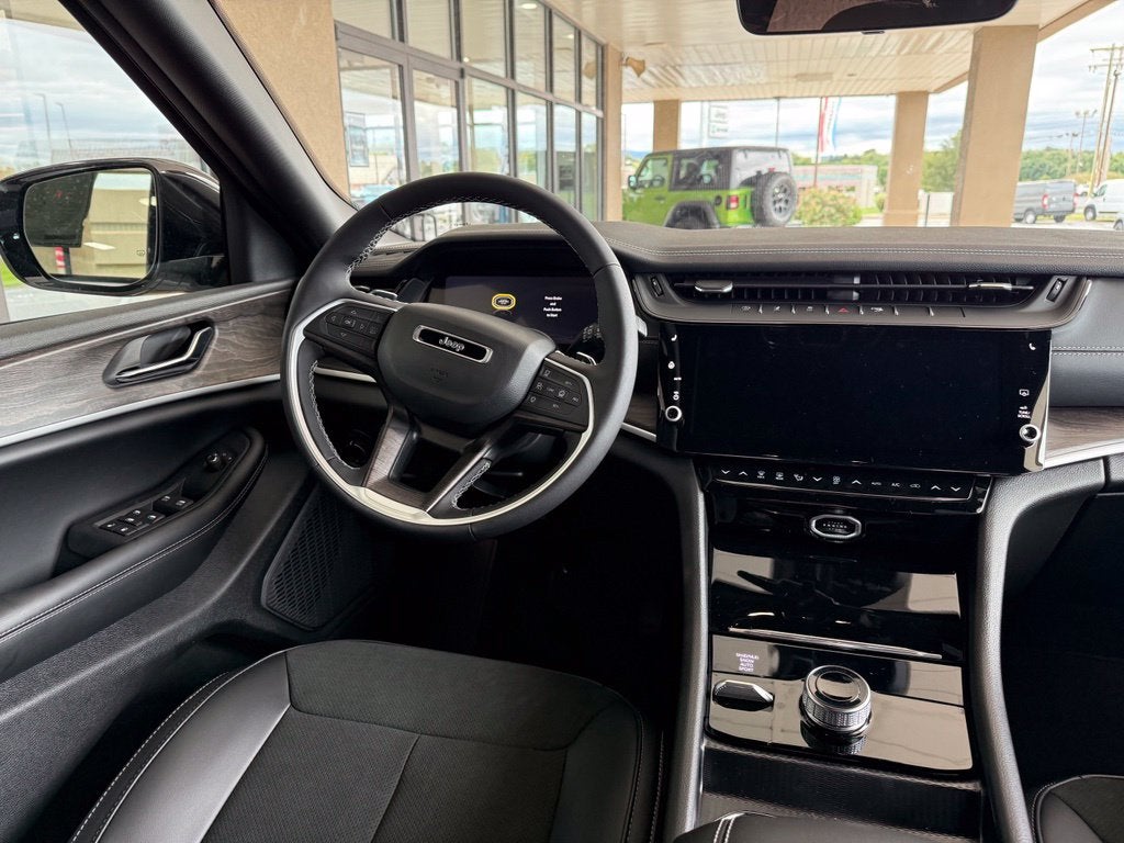 2027 Jeep Grand Cherokee Laredo Altitude