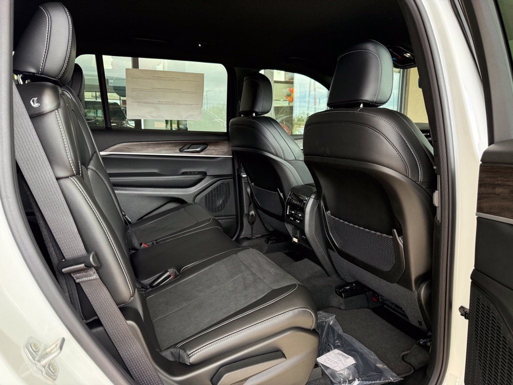 2027 Jeep Grand Cherokee Laredo Altitude