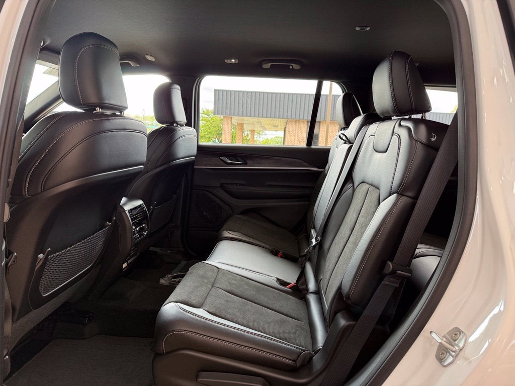 2027 Jeep Grand Cherokee Laredo Altitude