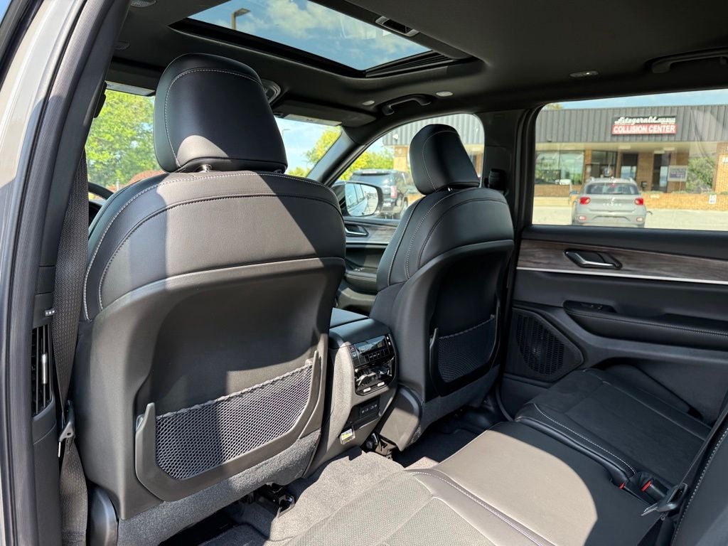 2027 Jeep Grand Cherokee Laredo Altitude