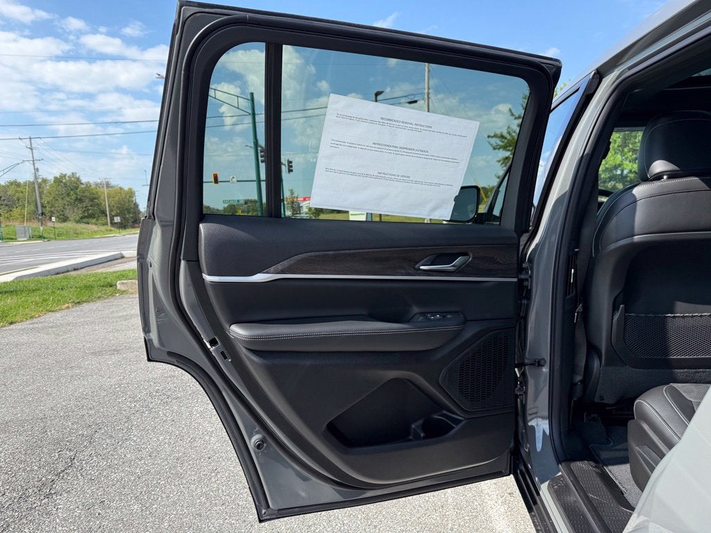 2027 Jeep Grand Cherokee Laredo Altitude