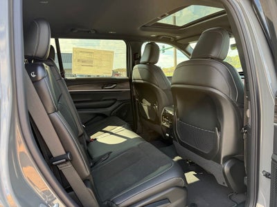 2027 Jeep Grand Cherokee Laredo Altitude