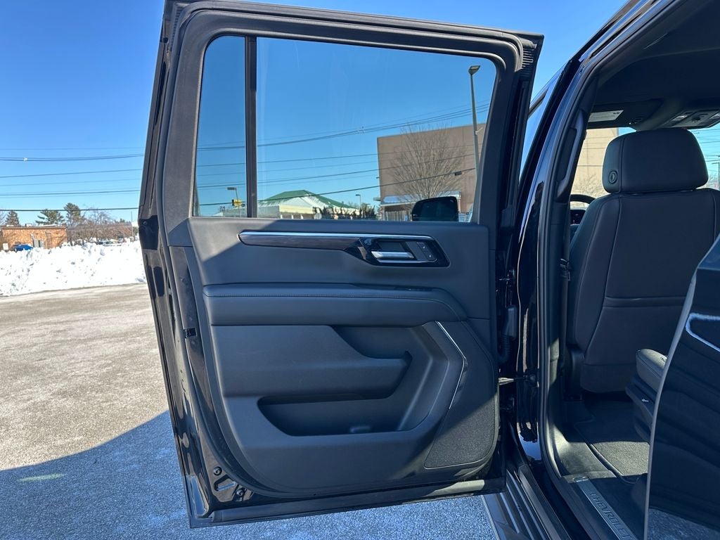2025 Chevrolet Suburban 4WD LT