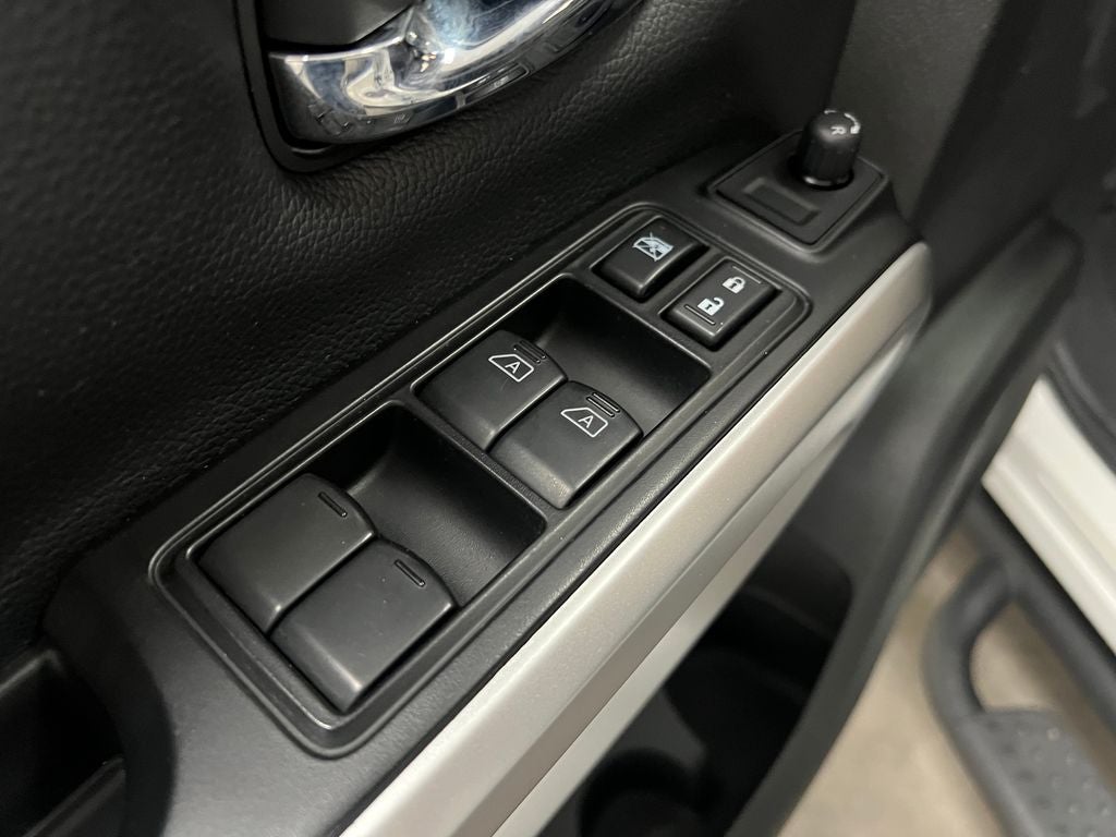 2023 Nissan Titan SV