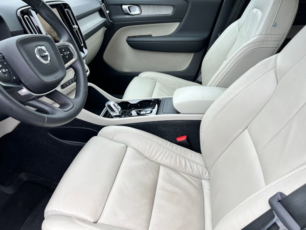 2023 Volvo XC40 Plus Bright Theme
