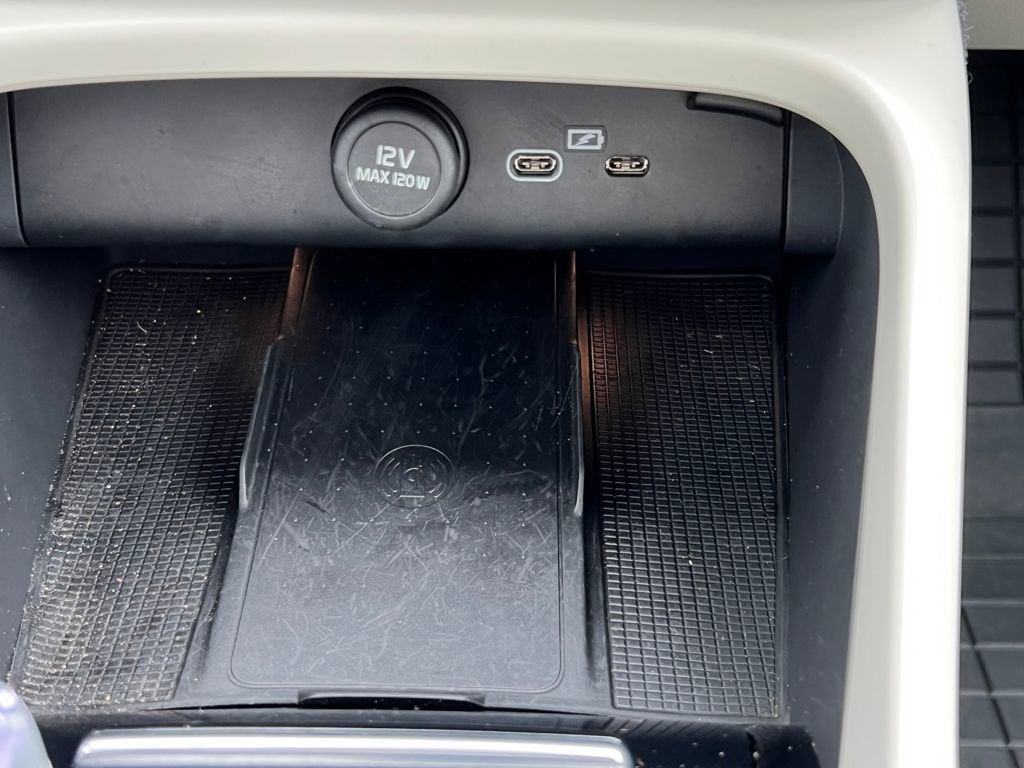 2023 Volvo XC40 Plus Bright Theme