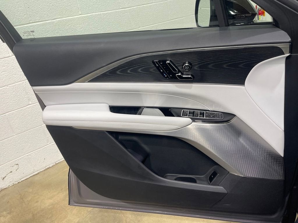 2025 Cadillac LYRIQ Luxury 2