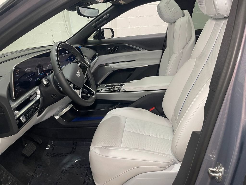 2025 Cadillac LYRIQ Luxury 2