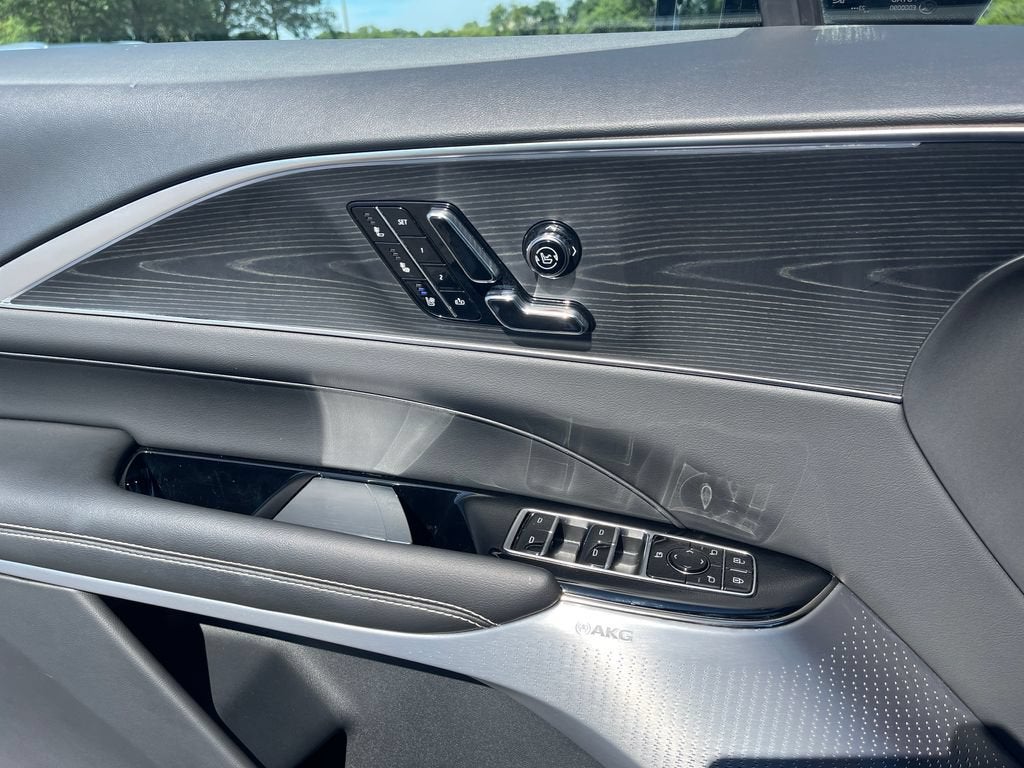 2025 Cadillac LYRIQ Luxury 3