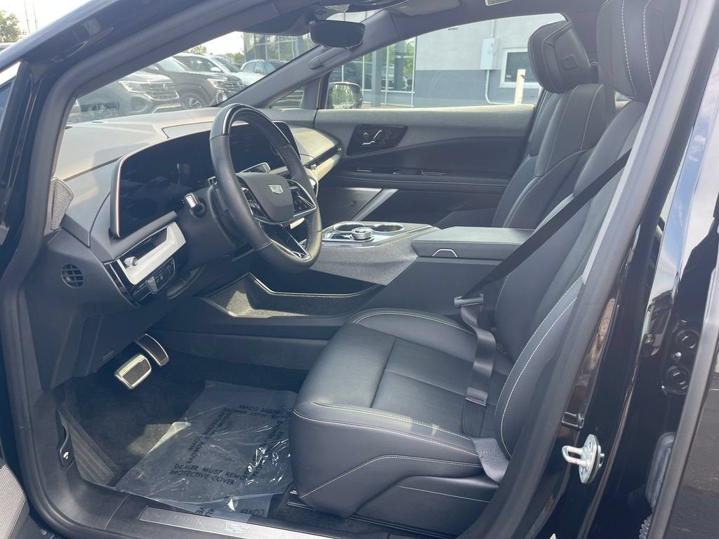 2025 Cadillac OPTIQ Luxury 2