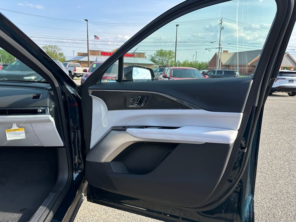 2024 Cadillac LYRIQ Luxury 2