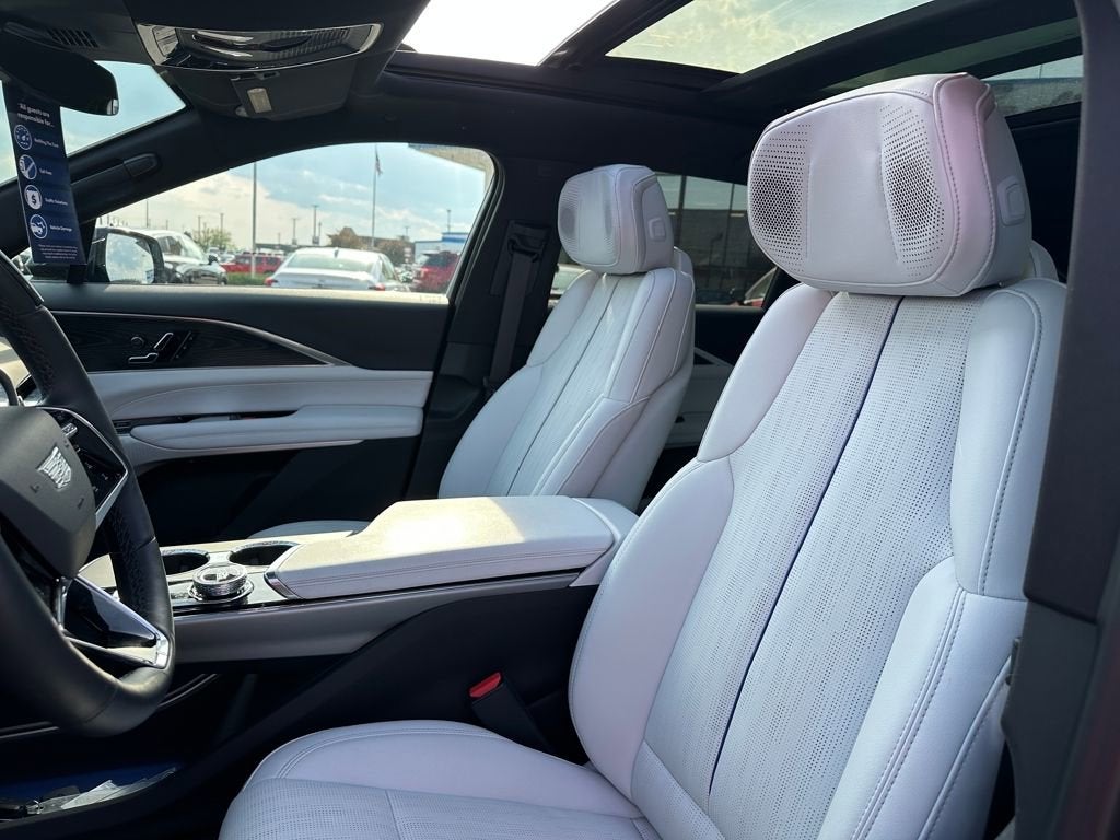 2024 Cadillac LYRIQ Luxury 2