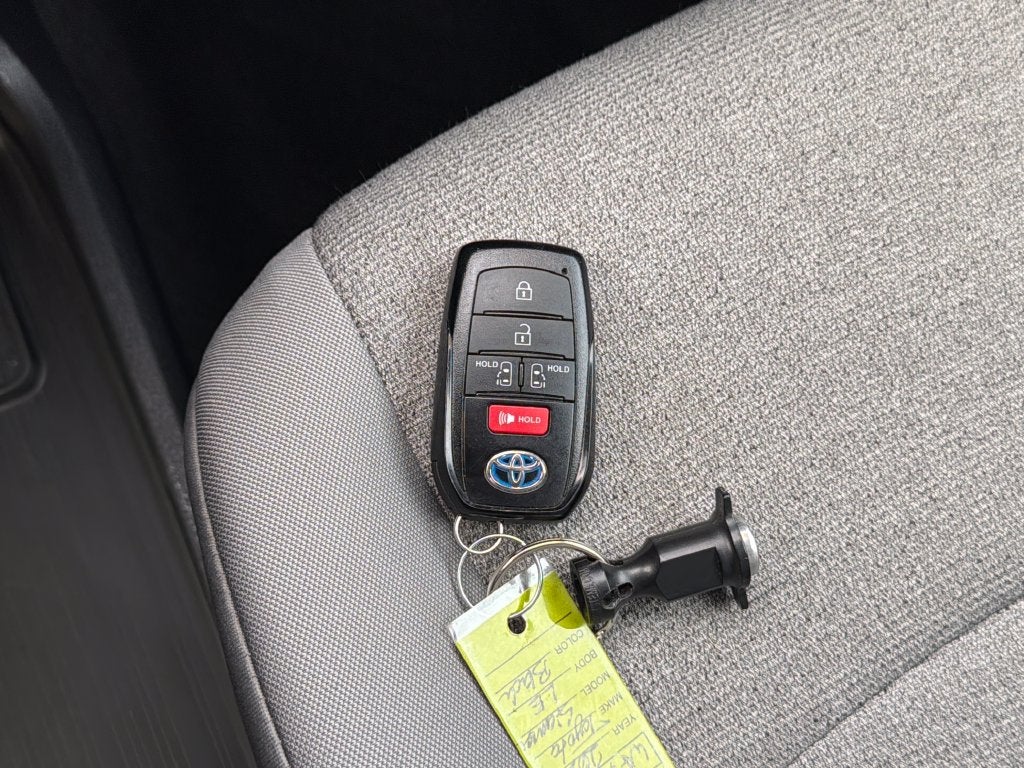 2025 Toyota Sienna LE 8 Passenger