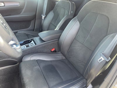 2022 Volvo XC40 R-Design