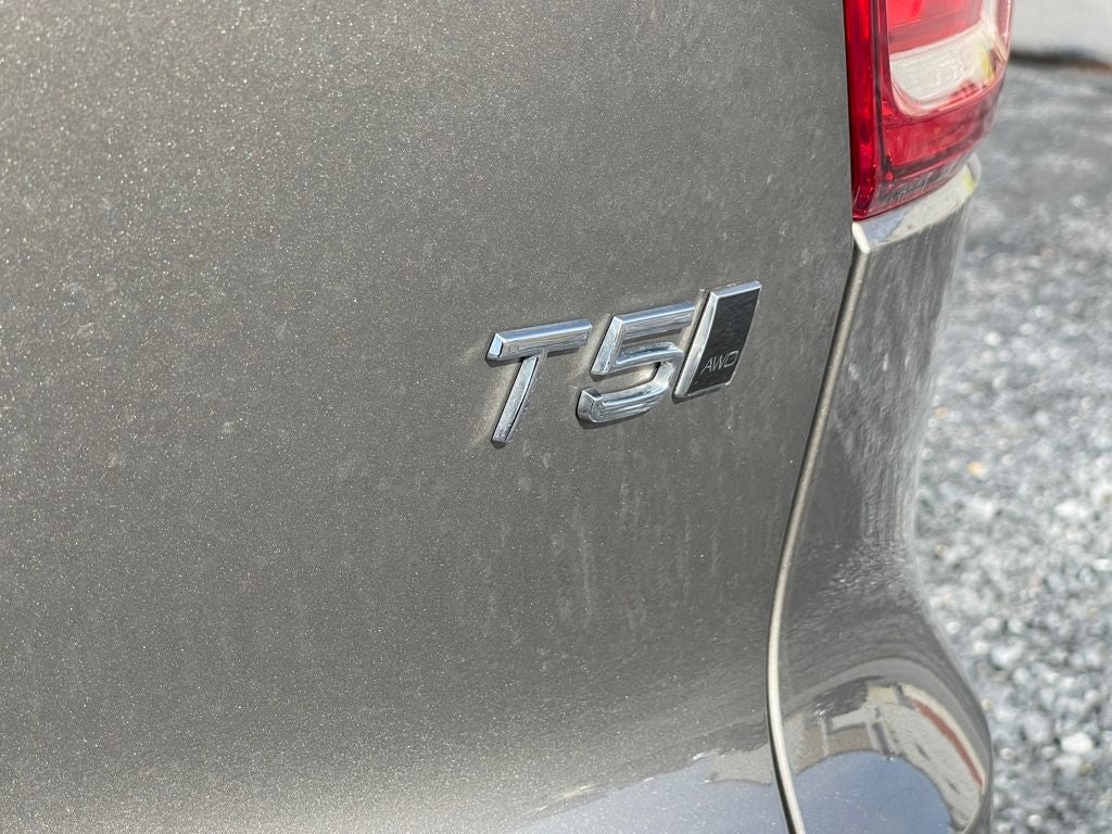 2022 Volvo XC40 R-Design