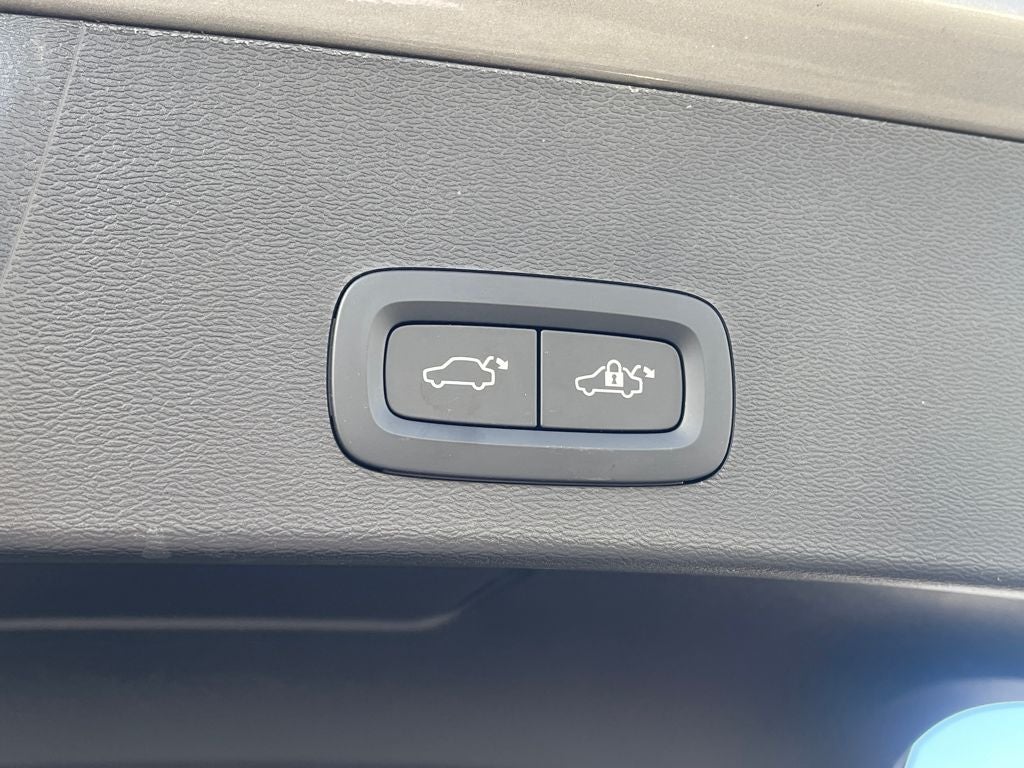 2022 Volvo XC40 R-Design