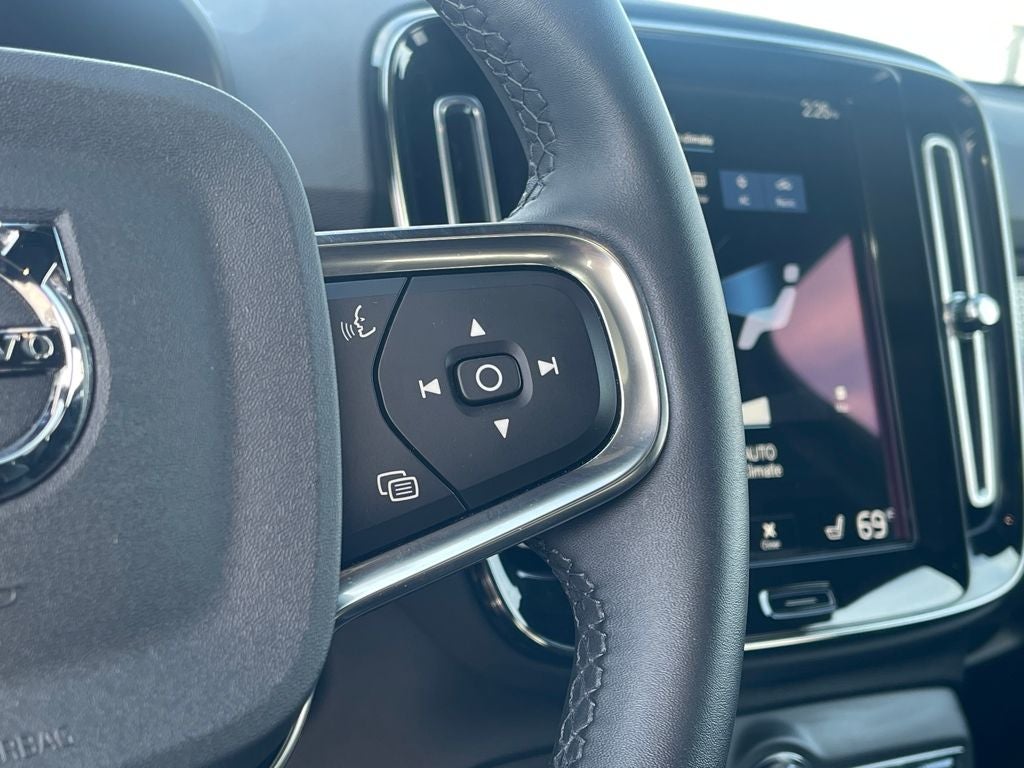 2022 Volvo XC40 R-Design