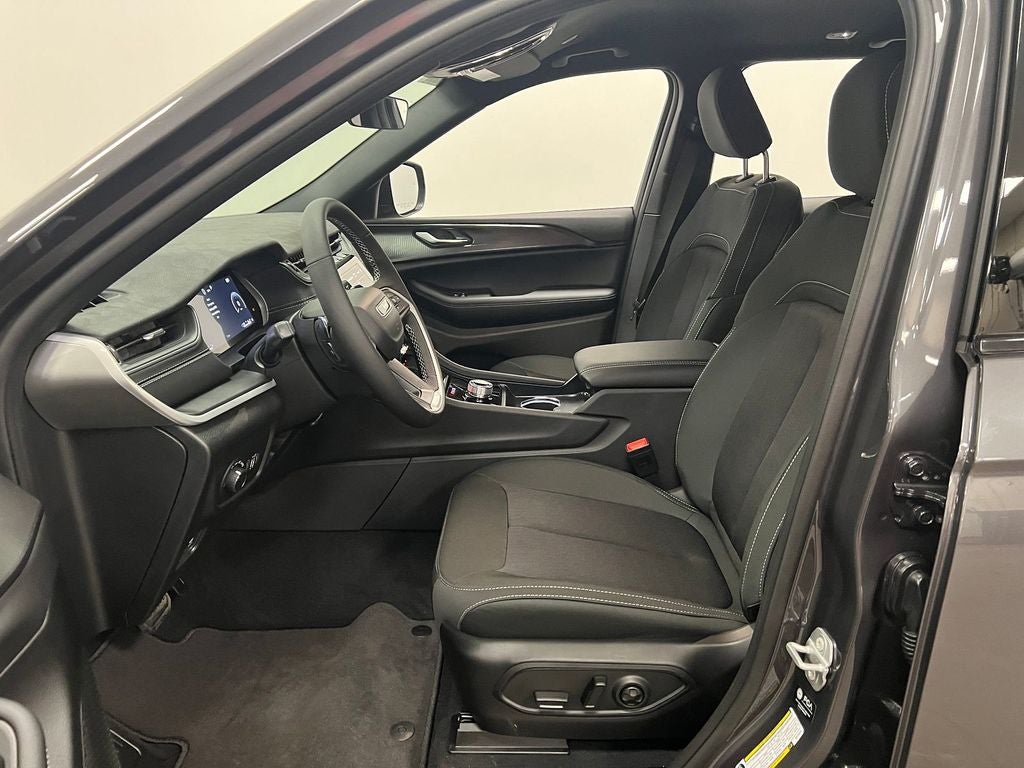 2025 Jeep Grand Cherokee GRAND CHEROKEE LAREDO 4X2