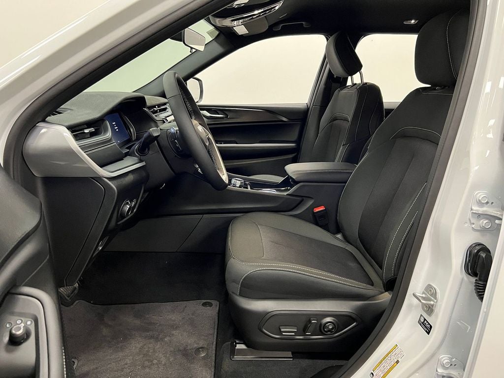 2025 Jeep Grand Cherokee GRAND CHEROKEE LAREDO 4X2