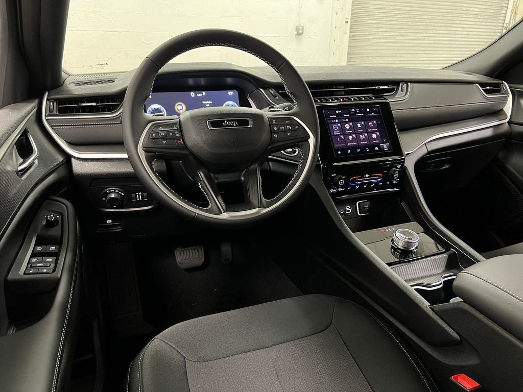 2025 Jeep Grand Cherokee GRAND CHEROKEE LAREDO 4X2